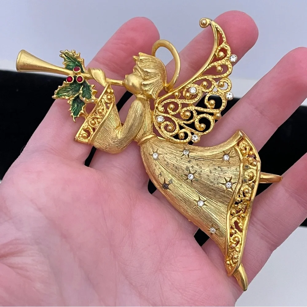 Vintage 90’s JJ Gold Tone Christmas Winter Holiday Festive Angle Pin / Brooch